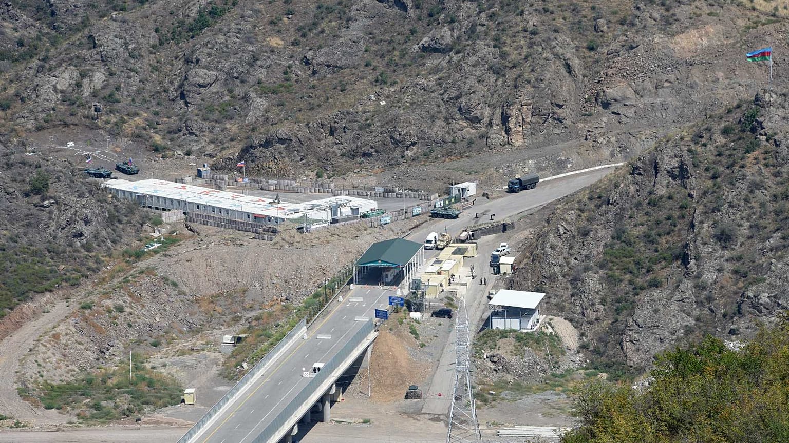 Dağlık Karabağ bölgesinin Ermenistan'la tek kara bağlantısı olan Laçin koridorunun girişindeki Azerbaycan kontrol noktası