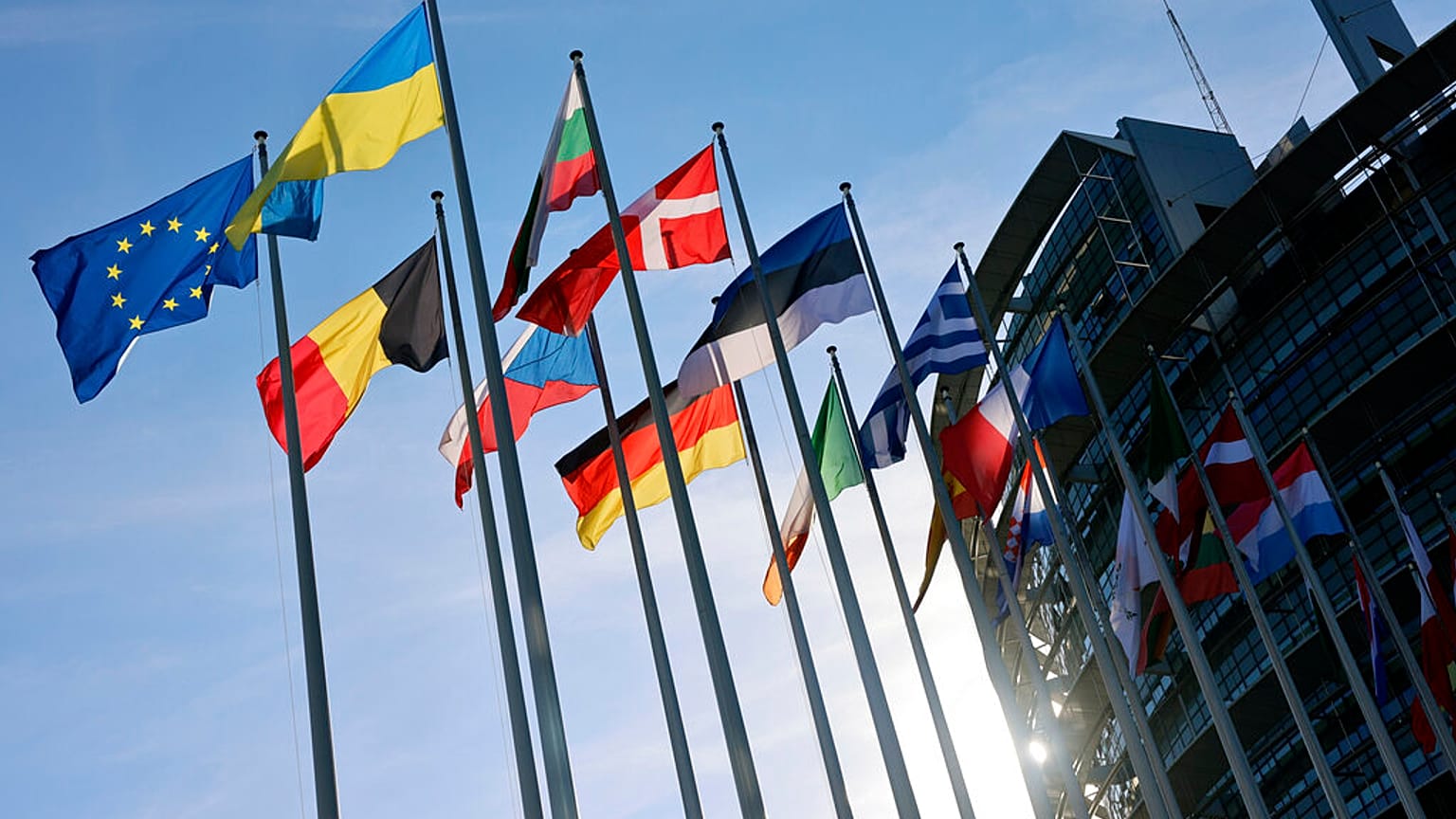Флаги Евросоюза и стран-членов у здания Европарламента