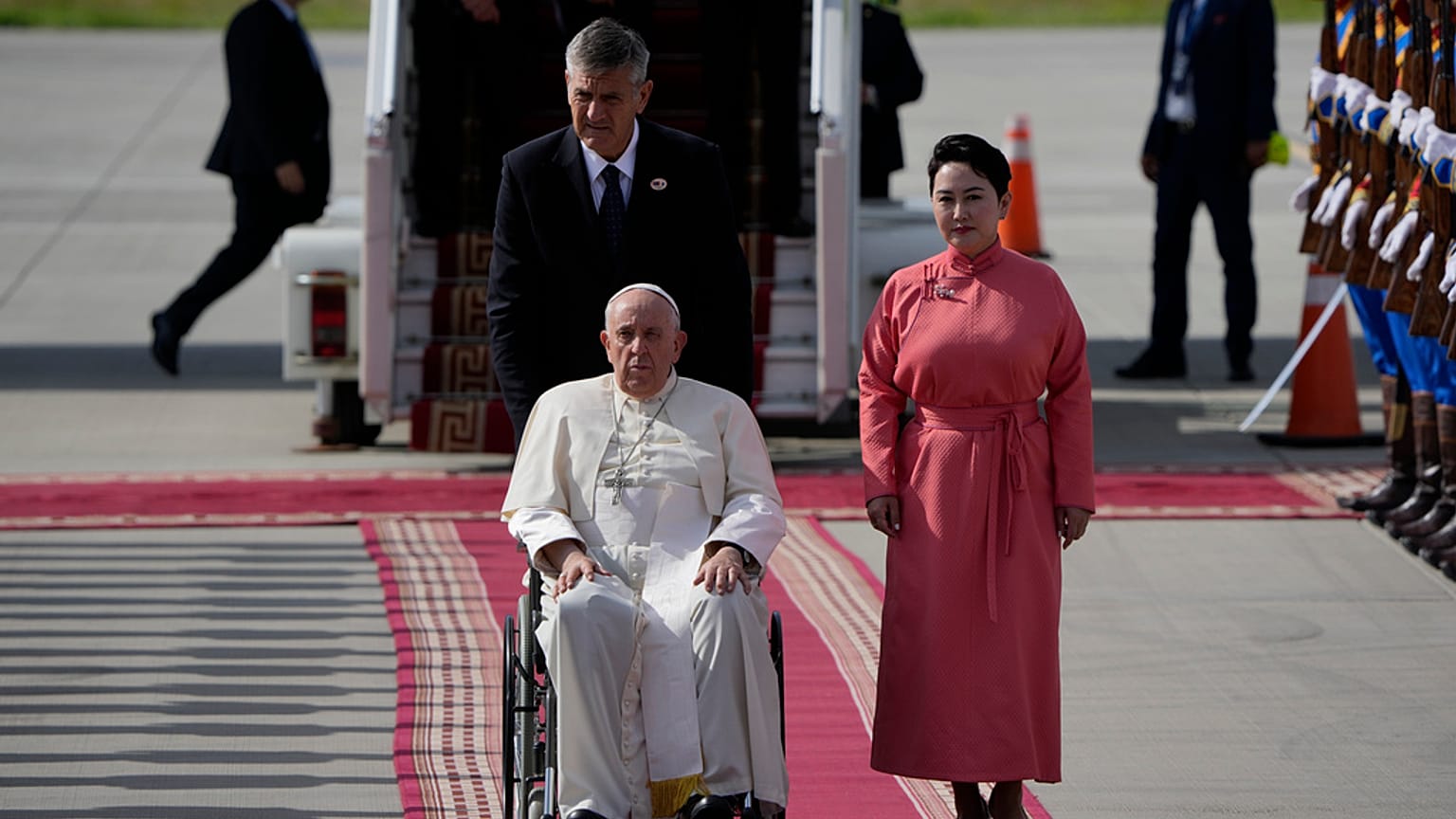 El Papa Francisco tras llegar al aeropuerto de Ulán Bator. 