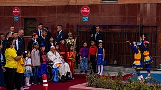 Ferenc pápa mongol katolikus gyerekek társaságában