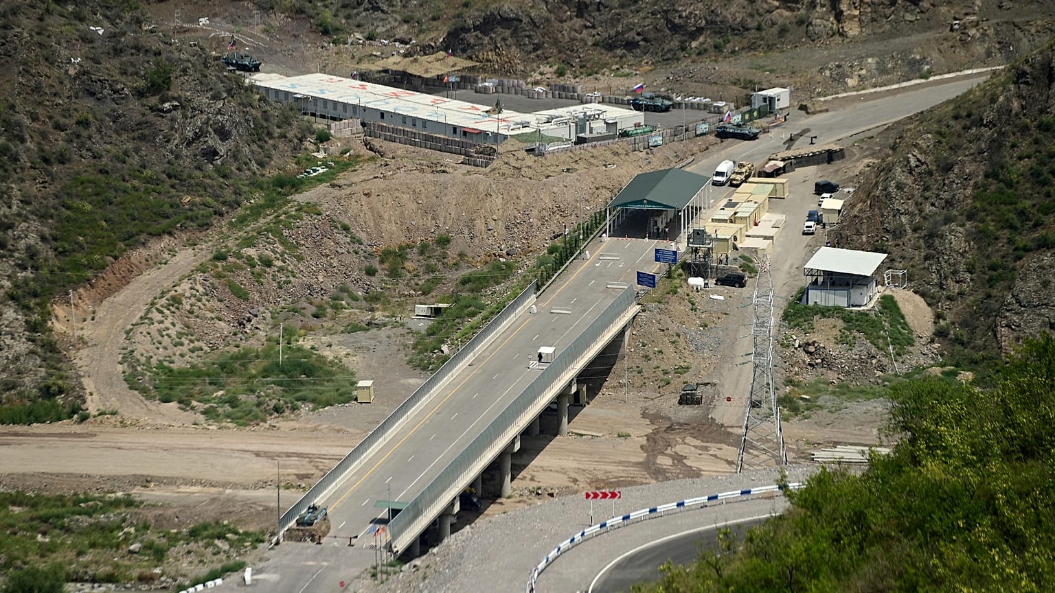 Azeri ellenőrzőpont Hegyi-Karabah felé. Az azeri erők rendszeresen feltartóztatják a nagyrészt örmények lakta területre küldött segélyszállítmányokat