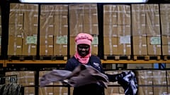 Trabajadora Emelia, 40 años, de Ghana, participante en un programa de la Fundación "Formacio i Treball" ("Formación y Trabajo"), cuyo objetivo es fomentar la contratación de desempleados. 