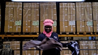 Trabajadora Emelia, 40 años, de Ghana, participante en un programa de la Fundación "Formacio i Treball" ("Formación y Trabajo"), cuyo objetivo es fomentar la contratación de desempleados.