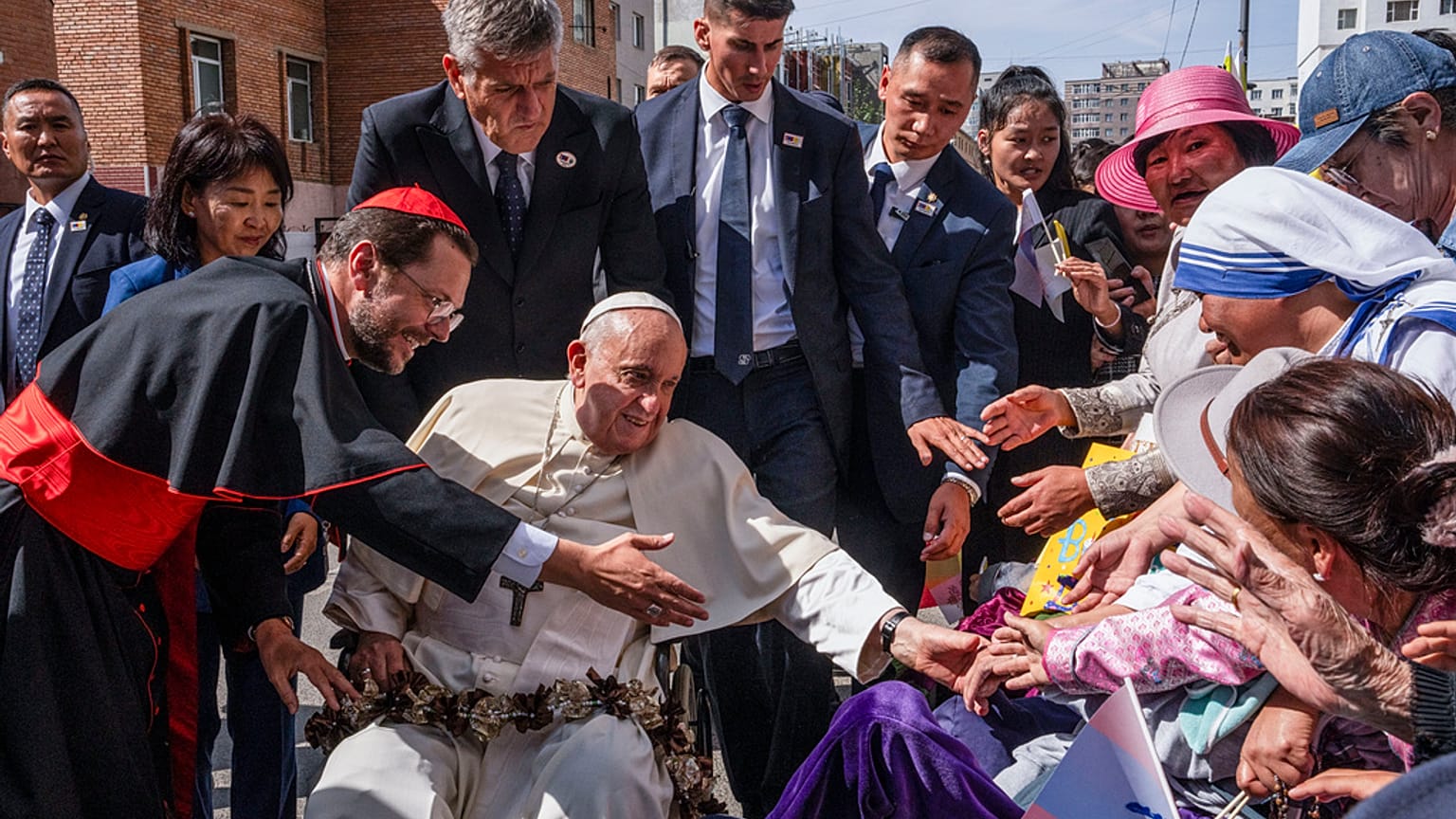 Papa Francisco foi recebido por crianças.