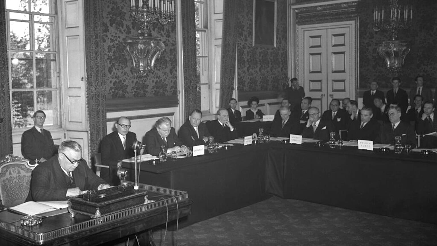 ARQUIVO - Ministros dos Negócios Estrangeiros dos países europeus durante a assinatura dos Estatutos do Conselho da Europa, no Palácio de St. Jame's, em Londres, a 5 de maio de 1949\. 