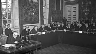 DOSSIER - Les ministres des Affaires étrangères des pays européens lors de la signature du Statut du Conseil de l'Europe, au St. Jame's Palace, à Londres, le 5 mai 1949\.