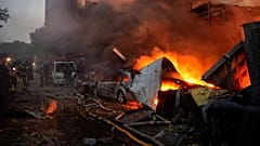 Tűzoltók dolgoznak a helyszínen a legutóbbi orosz rakétatámadást követően Kijevben 2023. augusztus 30-án. 