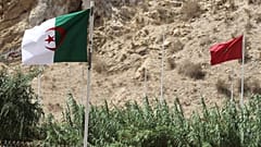Az előtérben algériai zászló a közös határ közelében, az algériai Marsa Ben M'Hidi városában.