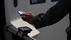 Mit einem digitalen Reisepass könnten Fluggäste Warteschlangen am Flughafen vermeiden. 