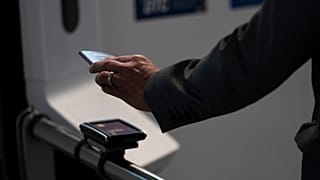 Mit einem digitalen Reisepass könnten Fluggäste Warteschlangen am Flughafen vermeiden.