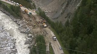 Bauarbeiten an der zerstörten Straße