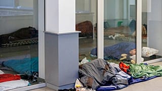 АРХИВ - Мигранты спят на полу в сквоте. Брюссель, Бельгия, 31 января 2023 г.