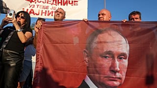 Bosnalı Sırplar protesto gösterilerinde Rusya ve Putin resimli pankartlar açtı