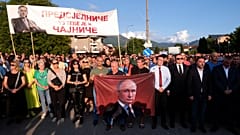 Στις συγκεντρώσεις, οι διαδηλωτές κρατούσαν σημαίες της Σερβίας και της Ρωσίας