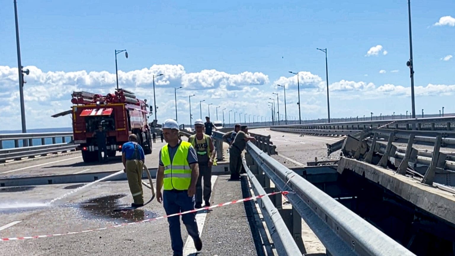 Η κυβέρνηση της Ουκρανίας έχει δηλώσει ότι η γέφυρα αποτελεί νόμιμο στόχο