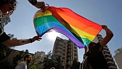 Aktivisten der LGBTQ+-Gemeinschaft im Libanon schreien Slogans und halten einen Regenbogen hoch, um Rechte zu fordern, während einer Demonstration in Beirut, 2020