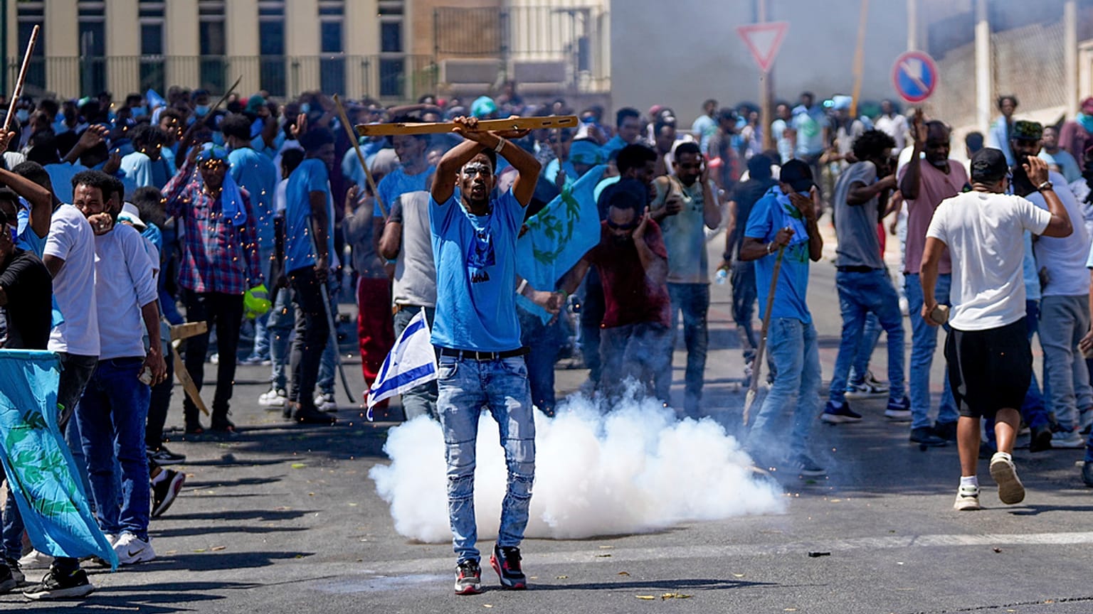 Auténtica batalla campal en Tel Aviv entre solicitantes de asilo de Eritrea y policías israelíes