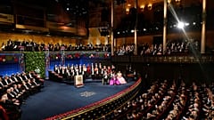  Die Nobelpreisträger und die schwedische Königsfamilie während der Verleihung des Nobelpreises in der Konzerthalle in Stockholm, 2022