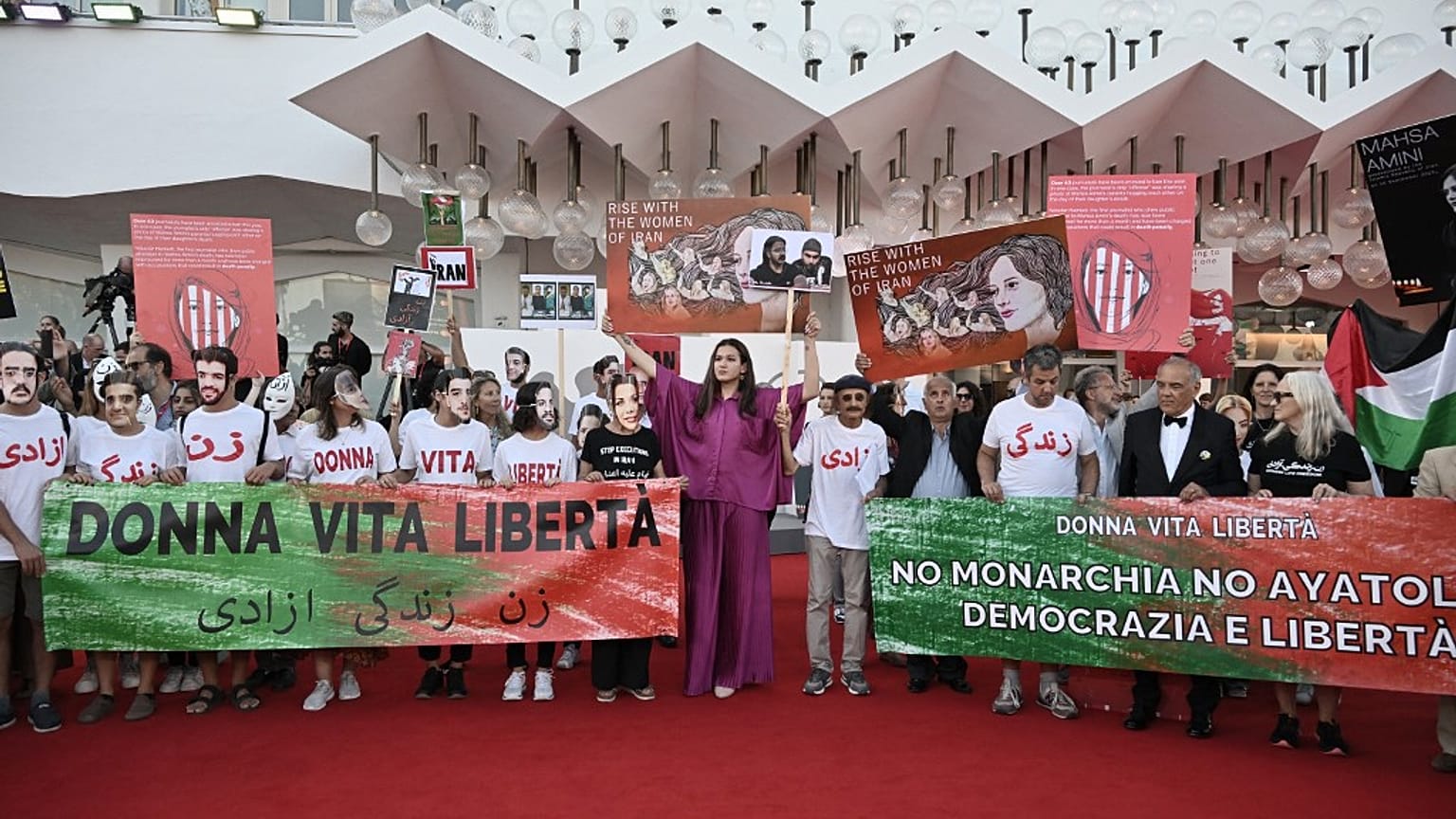 Solidarität auf dem roten Teppich der Mostra