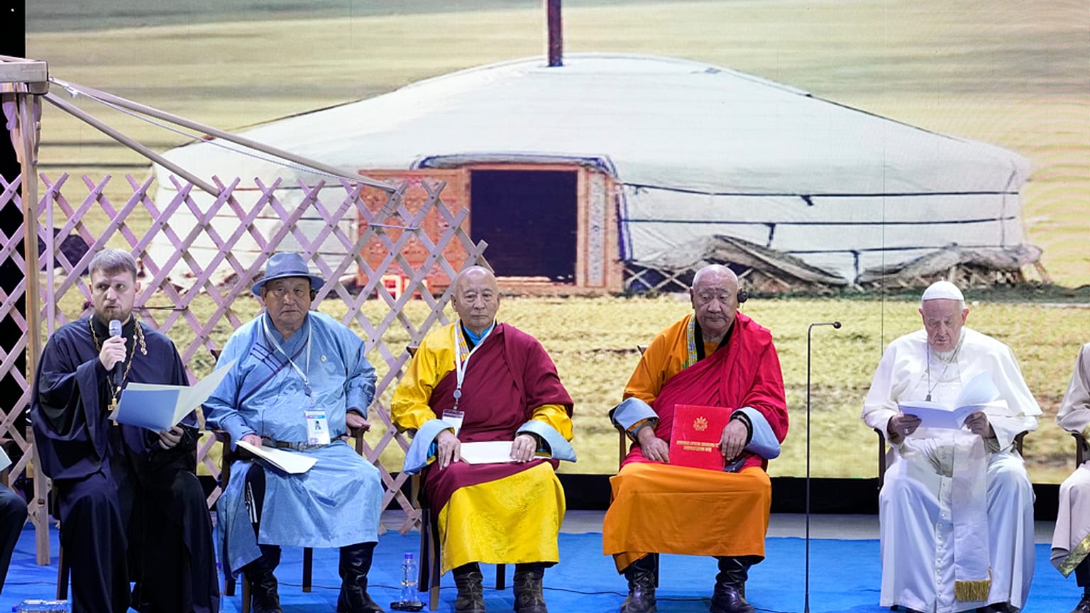 Papa Francis, Ulanbartur'da farklı din ve inanç temsilcisi ile bir araya geldi