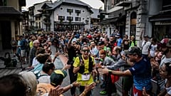 US-Läuferin Courtney Dauwalter fliegt ins Ziel.
