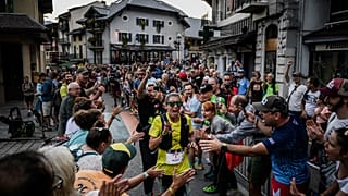 US-Läuferin Courtney Dauwalter fliegt ins Ziel.