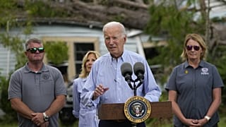 Az amerikai elnök egy kidőlt fák által megrongált ház előtt, Live Oak-ban
