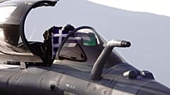 Πιλότος αεροσκάφους Rafale κρατά την Ελληνική σημαία, ενώ συμμετέχει στο 11ο Athens Flying Week 2023, στην αεροπορική βάση Τανάγρας