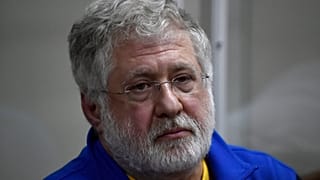 Der ukrainische Milliardär und Geschäftsmann Ihor Kolomojskyj schaut zu, als er am 2. September einer Gerichtsverhandlung im Bezirksgericht Schewtschenkiwski in Kiew beiwohnt