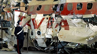 Il relitto dell'aereo ITAVIA precipitato nei pressi di Ustica il 27 giugno 1980 in un hangar della base di Pratica di Mare, prima del trasferimento a Bologna