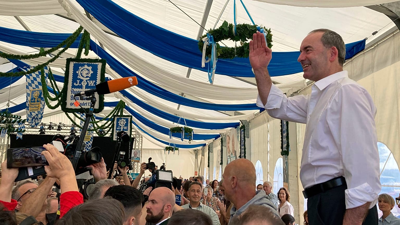 Hubert Aiwanger im Wahlkampf im Bierzelt