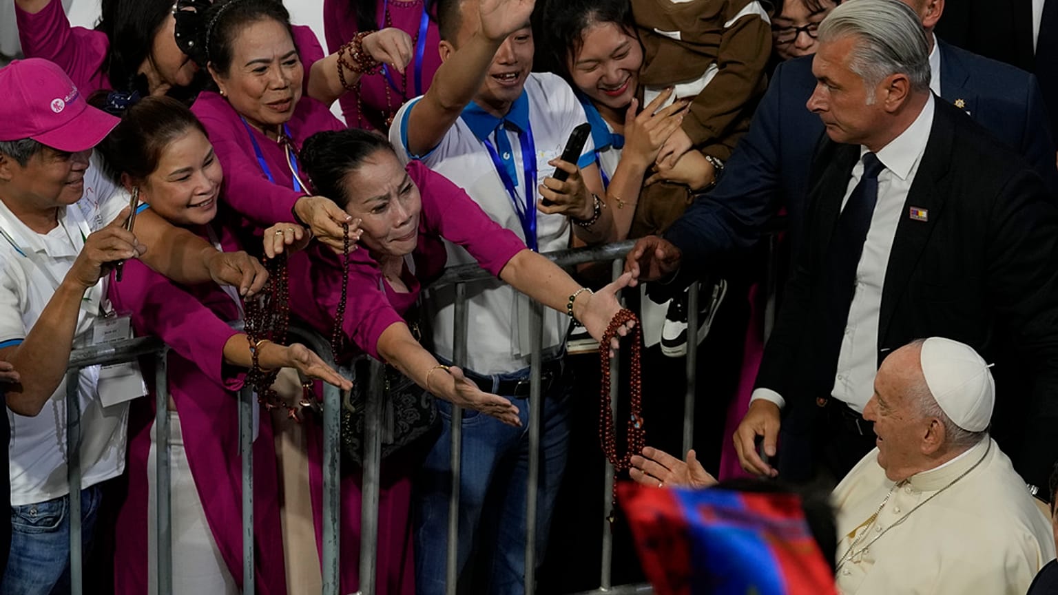 El Papa Francisco saluda a los participantes a su llegada para presidir una misa en el Steppe Arena de Ulán Bator, capital de Mongolia, el domingo 3 de septiembre de 2023