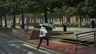Eső elől futó járókelő az észak-spanyolországi Pamplonában 2023. szeptember 2-án