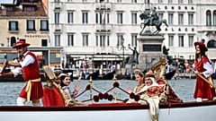 Besser als der Karneval: mit Kostümen auf historischen Gondeln