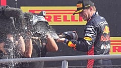 Max Verstappen lässt die Korken knallen.