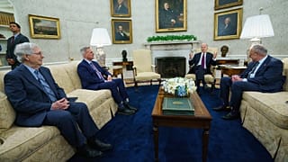 از چپ به راست: میچ مک کانل (۸۱ ساله)، مک‌کارتی رئیس مجلس نمایندگان (۵۸ ساله)، و سناتور چاک شومر رهبر اکثریت سنا (۷۲ ساله) در جلسه با رئیس جمهور جو بایدن (۸۰ ساله) در ۹ مه  