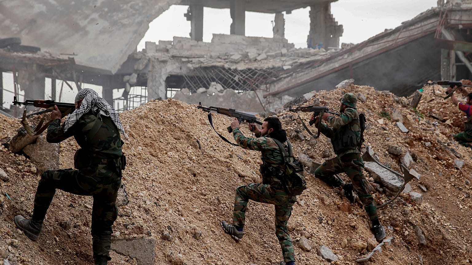 صورة من الأرشيف لجنود سوريين أثناء مواجهات مسلحة في حلب
