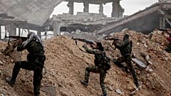 صورة من الأرشيف لجنود سوريين أثناء مواجهات مسلحة في حلب