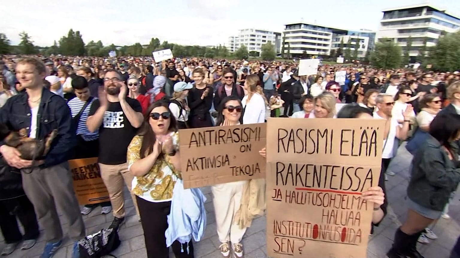 Unas 10 000 personas se unieron el domingo por la tarde a una manifestación antirracista a gran escala en el centro de Helsinki