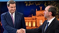 Bayerns Ministerpräsident und CSU-Chef Markus Söder (links) und Bayerns Wirtschaftsminister und Chef der "Freien Wähler", Hunbert Aiwanger