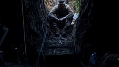 Ein ukrainischer Soldat in einem Bunker, in der Nähe von Bachmut