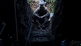 Украинский военный в укрытии близ Бахмута