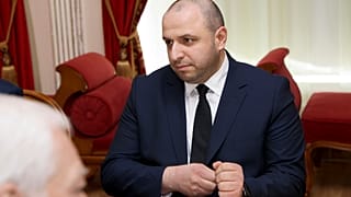 رستم أوميروف عضو البرلمان الأوكراني يحضر محادثات السلام مع الوفد الروسي في منطقة غوميل ببيلاروسيا