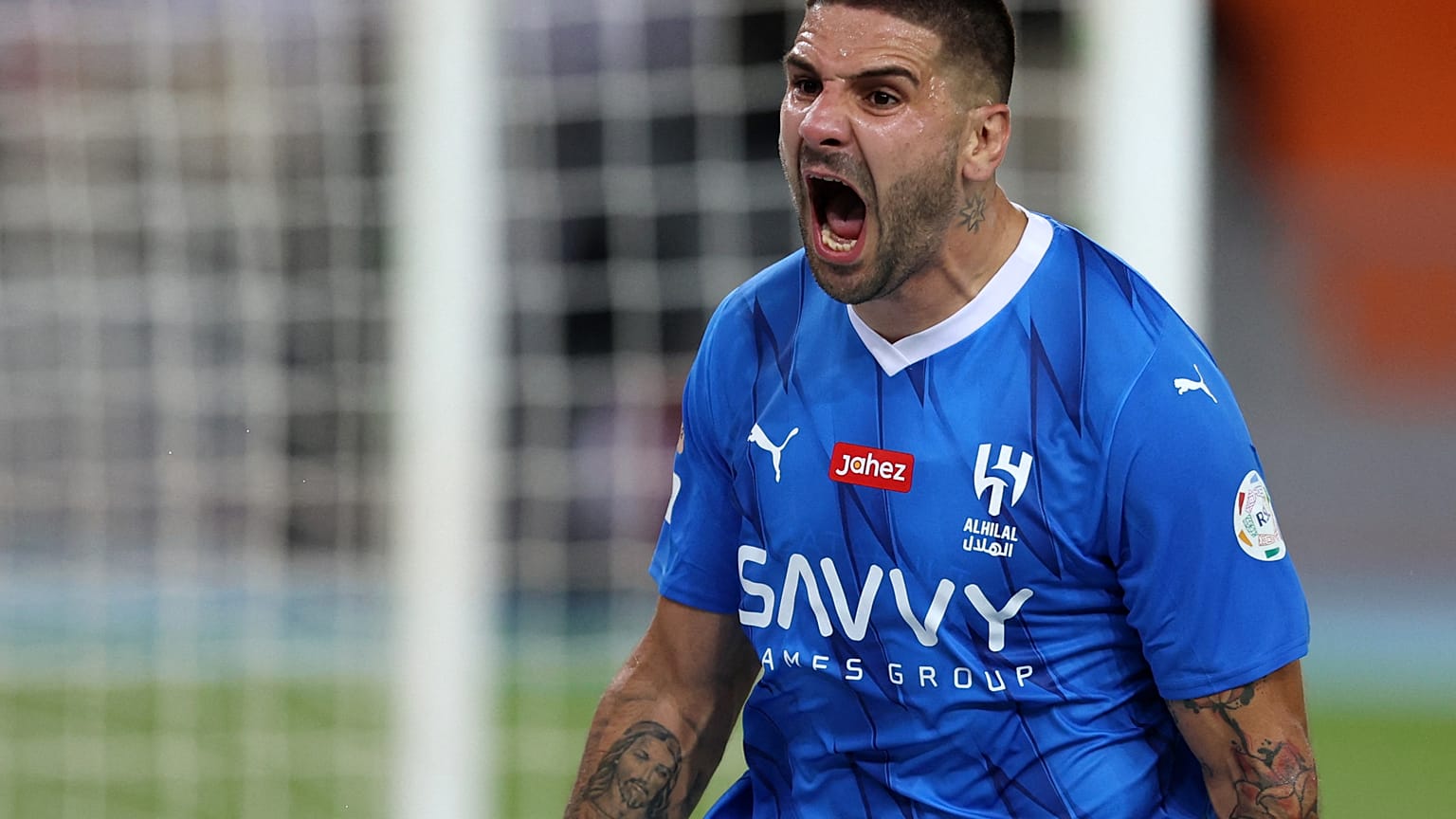 مهاجم الهلال ألكسندر ميتروفيتش يحتفل بعد هدف خلال مباراة كرة القدم في الدوري السعودي للمحترفين بين الاتحاد والهلال