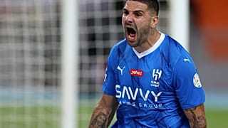 مهاجم الهلال ألكسندر ميتروفيتش يحتفل بعد هدف خلال مباراة كرة القدم في الدوري السعودي للمحترفين بين الاتحاد والهلال