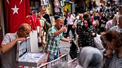 Des vendeurs s'occupent des clients dans un marché de rue dans le quartier commercial d'Eminonu à Istanbul, en Turquie, le vendredi 16 juin 2023.