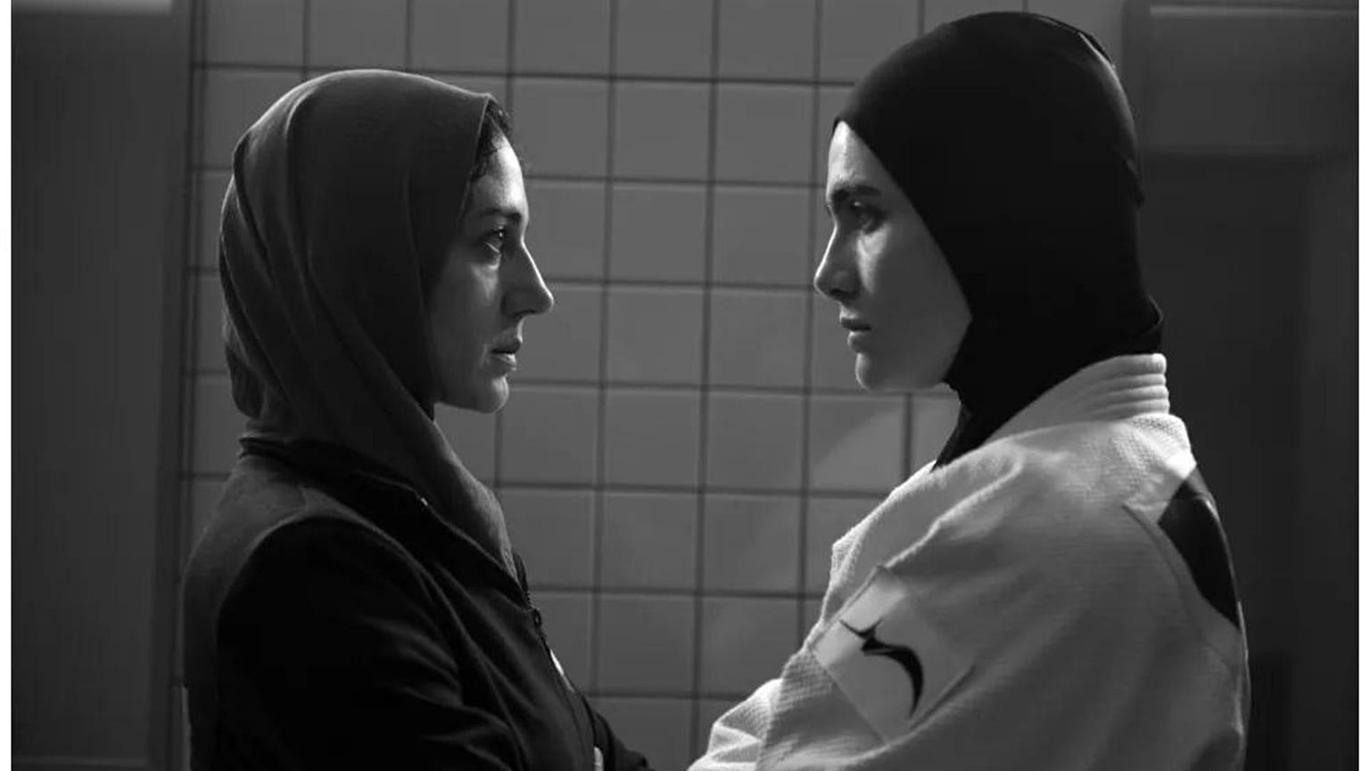 آرین مندی و زر امیرابراهیمی در صحنه‌ای از فیلم تاتامی