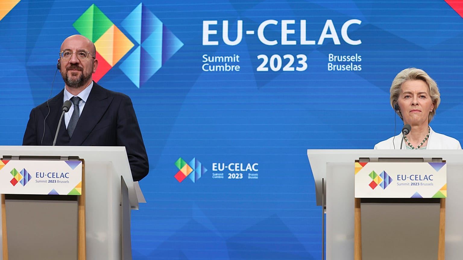 Az Európa Tanács elnöke, Charles Michel (b) és az Európai Bizottság elnöke, Ursula von der Leyen (j)