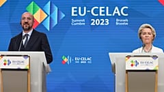 Az Európa Tanács elnöke, Charles Michel (b) és az Európai Bizottság elnöke, Ursula von der Leyen (j)