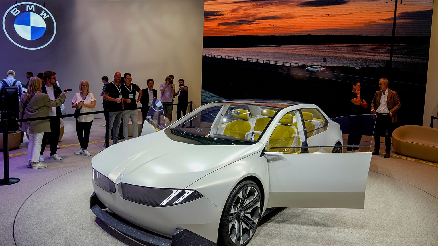 سيارة BMW Vision Neue Klasse (الفئة الجديدة) مصورة في ميونيخ/ألمانيا